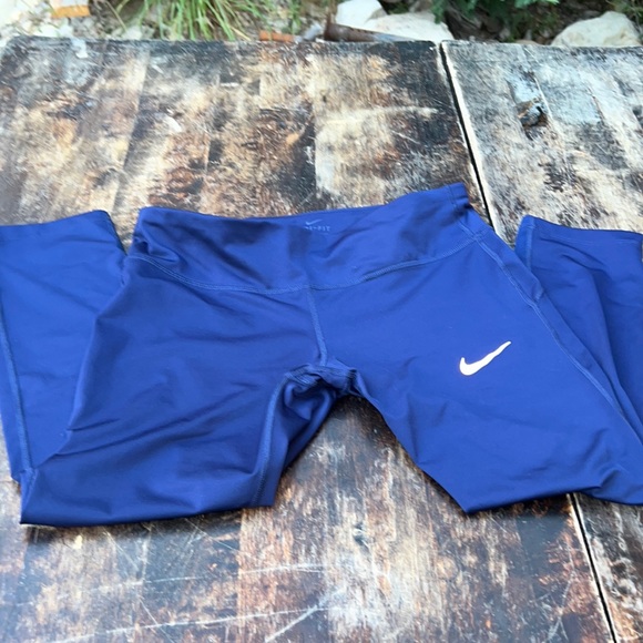 Nike Pants - Nike NWOT Epic cropped running leggings with mesh mid rise firm support size M